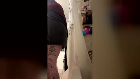 Snapshot of queenjmmannen18 chatting on April 21, 2026, 3:02 am queenjmmannen18 online show from April 21, 2026, 3:02 am
