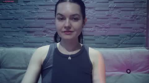 QueenOfModels online show from April 1, 2026, 5:32 pm