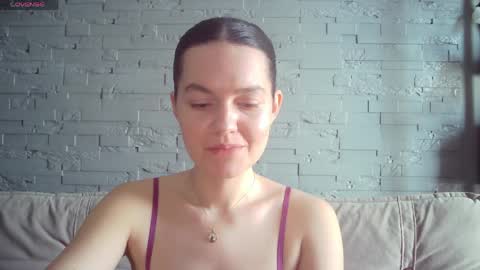 QueenOfModels online show from April 3, 2026, 6:00 am