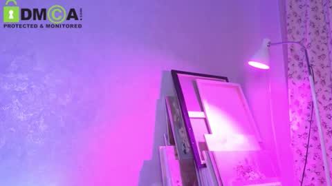 Snapshot of queenofwandss chatting on October 22, 2025, 3:12 pm follow my new insta online show from October 22, 2025, 3:12 pm