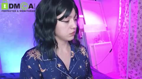 Snapshot of queenofwandss chatting on November 19, 2025, 5:35 pm follow my new insta online show from November 19, 2025, 5:35 pm