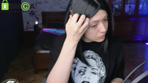 Snapshot of queenofwandss chatting on December 18, 2025, 9:37 am follow my new insta online show from December 18, 2025, 9:37 am