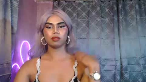 queenpinayebony_xx online show from April 19, 2026, 12:59 pm