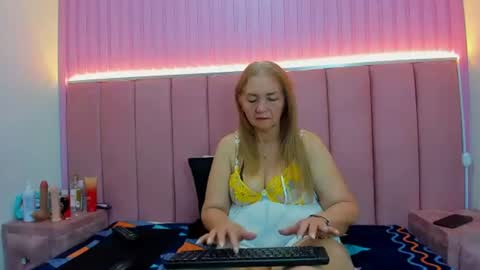 Snapshot of queenstarhyl chatting on June 20, 2026, 4:10 pm queenstarhyl online show from June 20, 2026, 4:10 pm