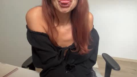 Snapshot of quinnyelena chatting on October 29, 2025, 11:23 am Quinnyelena online show from October 29, 2025, 11:23 am