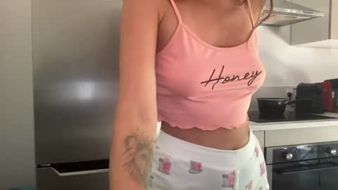 Snapshot of quinnyelena chatting on June 25, 2026, 9:58 am Quinnyelena online show from June 25, 2026, 9:58 am