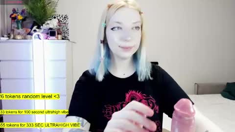 Snapshot of raaaaaaawr chatting on June 8, 2026, 12:03 am - online show from June 8, 2026, 12:03 am