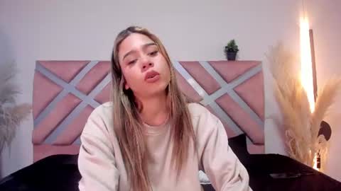 Snapshot of rachell_criss chatting on June 23, 2026, 4:32 am Rachell online show from June 23, 2026, 4:32 am