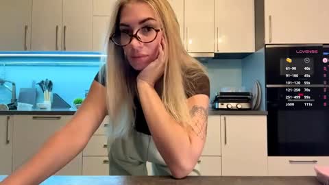 Mila online show from April 26, 2026, 4:48 pm