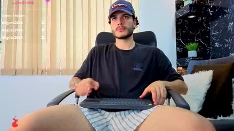 Snapshot of rafael_mendez chatting on November 29, 2025, 8:56 pm R A F A E L online show from November 29, 2025, 8:56 pm