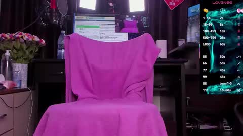 Laura online show from November 25, 2025, 3:39 am