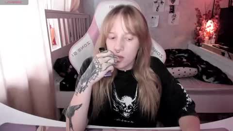 Snapshot of rapunzel_cute chatting on June 10, 2026, 1:21 pm Rapunzel online show from June 10, 2026, 1:21 pm