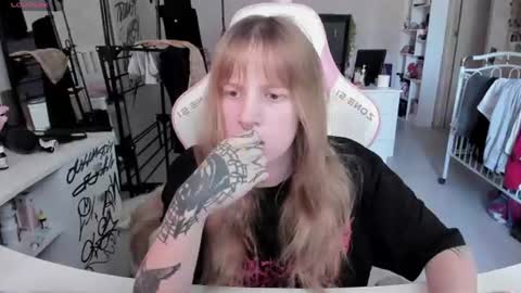 Snapshot of rapunzel_cute chatting on June 22, 2026, 1:08 pm Rapunzel online show from June 22, 2026, 1:08 pm