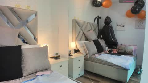 Raquel Moore  online show from October 15, 2025, 12:16 pm