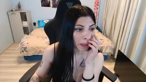 raven_haired_goddess online show from May 1, 2026, 6:51 am