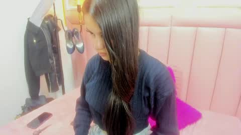 Snapshot of raven_loove chatting on May 4, 2026, 5:20 pm raven_loove online show from May 4, 2026, 5:20 pm