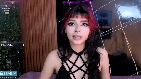 raven_rox_ online show from May 4, 2026, 7:21 pm