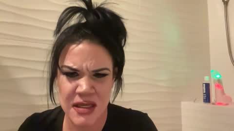 Snapshot of ravenrayyy chatting on May 22, 2026, 2:51 am Raven Ray online show from May 22, 2026, 2:51 am