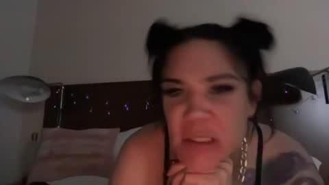 Snapshot of ravenrayyy chatting on May 26, 2026, 9:27 am Raven Ray online show from May 26, 2026, 9:27 am