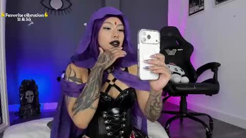Snapshot of ravenwitch_ chatting on June 20, 2026, 6:22 pm Raven Witch online show from June 20, 2026, 6:22 pm