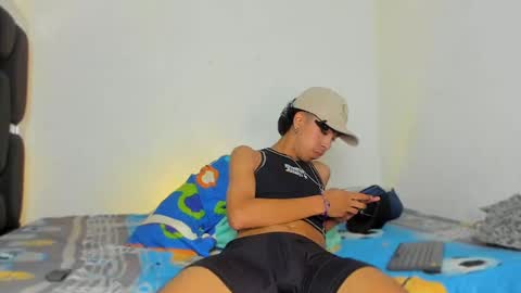 Snapshot of raydevil_ chatting on November 11, 2025, 5:46 pm Rayn online show from November 11, 2025, 5:46 pm