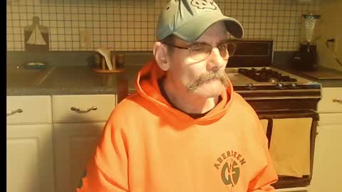 Snapshot of raylene4u2 chatting on December 5, 2024, 12:30 am Ray online show from December 5, 2024, 12:30 am