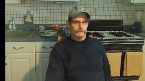 Snapshot of raylene4u2 chatting on December 22, 2024, 1:44 pm Ray online show from December 22, 2024, 1:44 pm