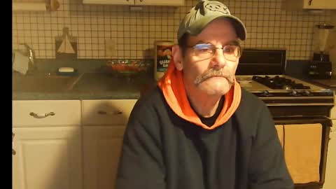 Snapshot of raylene4u2 chatting on December 25, 2024, 8:40 am Ray online show from December 25, 2024, 8:40 am