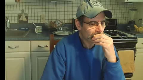 Snapshot of raylene4u2 chatting on February 12, 2025, 1:37 pm Ray online show from February 12, 2025, 1:37 pm