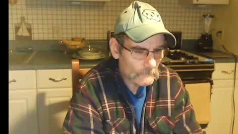 Snapshot of raylene4u2 chatting on February 24, 2025, 9:21 am Ray online show from February 24, 2025, 9:21 am