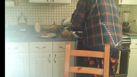 Snapshot of raylene4u2 chatting on March 9, 2025, 9:46 pm Ray online show from March 9, 2025, 9:46 pm