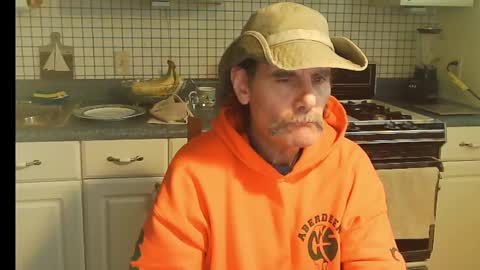 Snapshot of raylene4u2 chatting on October 28, 2025, 8:22 pm Ray online show from October 28, 2025, 8:22 pm