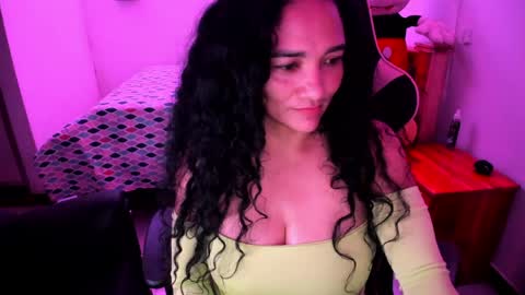 Snapshot of rayza_mature_ chatting on June 6, 2026, 4:33 pm Danna online show from June 6, 2026, 4:33 pm