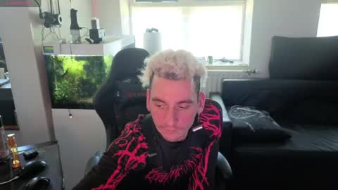 Snapshot of rayzel_white chatting on May 30, 2026, 12:35 pm Rayzel White online show from May 30, 2026, 12:35 pm