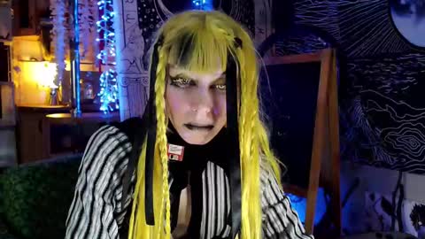 Snapshot of raziel_haze chatting on January 20, 2025, 10:04 pm Yrriel Strife Candy-Demon Caveboy mr. Cringe online show from January 20, 2025, 10:04 pm