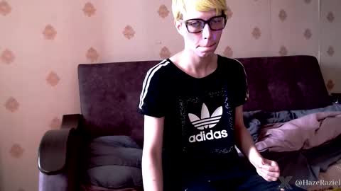 Snapshot of raziel_haze chatting on September 17, 2025, 9:33 am Yrriel Strife Candy-Demon Caveboy mr. Cringe online show from September 17, 2025, 9:33 am