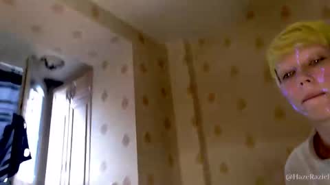 Snapshot of raziel_haze chatting on September 18, 2025, 5:20 am Yrriel Strife Candy-Demon Caveboy mr. Cringe online show from September 18, 2025, 5:20 am