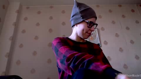 Snapshot of raziel_haze chatting on September 19, 2025, 2:40 pm Yrriel Strife Candy-Demon Caveboy mr. Cringe online show from September 19, 2025, 2:40 pm