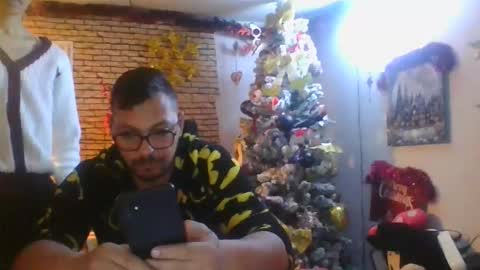 Snapshot of real_coupl3 chatting on December 21, 2025, 7:04 am real_coupl3 online show from December 21, 2025, 7:04 am