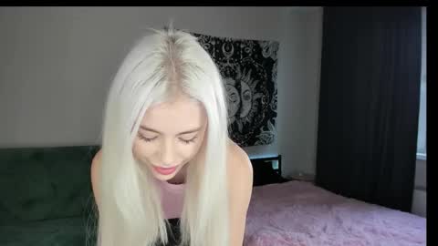 Snapshot of red_qwe chatting on November 3, 2025, 8:59 am Erika online show from November 3, 2025, 8:59 am