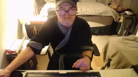 Red online show from May 3, 2026, 4:07 am