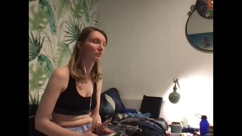 Snapshot of redfoxofficial chatting on December 3, 2025, 2:37 pm Redfox online show from December 3, 2025, 2:37 pm