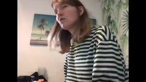 Snapshot of redfoxofficial chatting on December 4, 2025, 10:35 am Redfox online show from December 4, 2025, 10:35 am