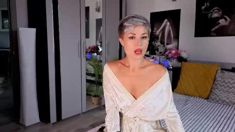 Snapshot of redhotline chatting on October 1, 2025, 11:05 am Alex online show from October 1, 2025, 11:05 am