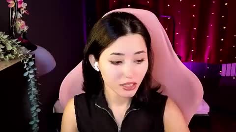 Snapshot of redmidnight_ chatting on June 25, 2026, 8:24 pm Kiara online show from June 25, 2026, 8:24 pm