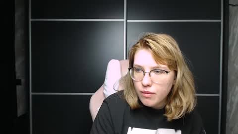 Snapshot of reginasmilee chatting on February 11, 2025, 4:01 am Regina online show from February 11, 2025, 4:01 am