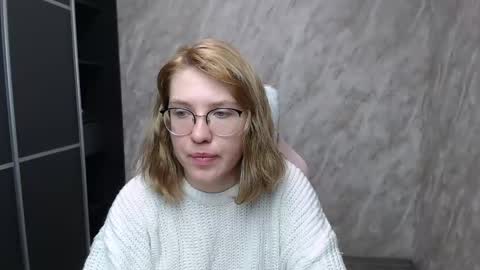 Snapshot of reginasmilee chatting on February 18, 2025, 4:37 am Regina online show from February 18, 2025, 4:37 am