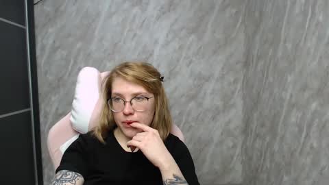 Snapshot of reginasmilee chatting on February 24, 2025, 6:05 am Regina online show from February 24, 2025, 6:05 am