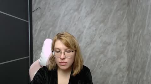 Snapshot of reginasmilee chatting on February 27, 2025, 6:18 am Regina online show from February 27, 2025, 6:18 am