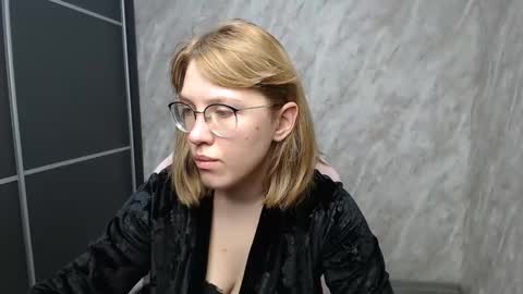 Snapshot of reginasmilee chatting on February 28, 2025, 2:42 am Regina online show from February 28, 2025, 2:42 am